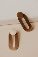 Load image into Gallery viewer, Kyra Oval Earrings
